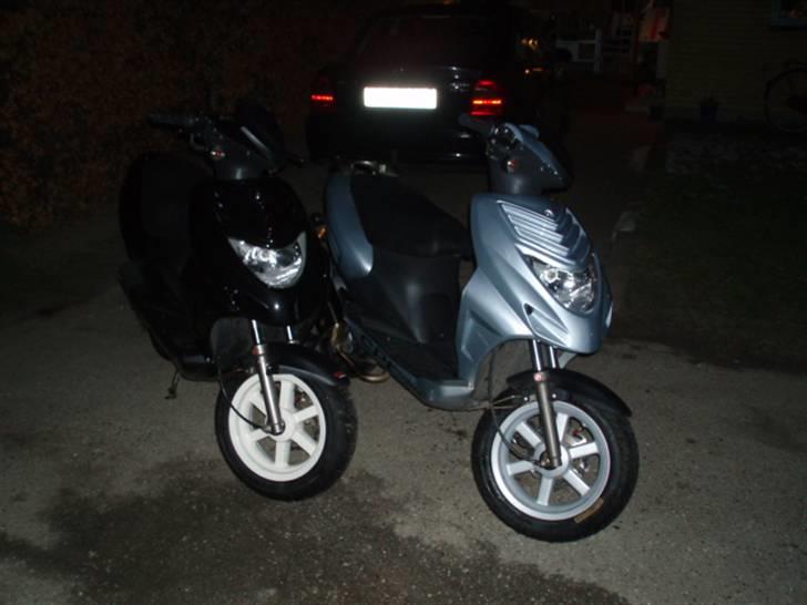 CPI Oliver - Min den grå scooter og ll-Emil-ll den sorte. billede 5