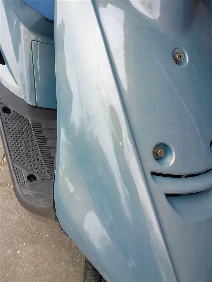 Yamaha Jog AS Stjålet - Kan se lidt af farveskiftet, men der kommer billeder hvor den står i solen vi mangler bare noget sol ;D billede 7