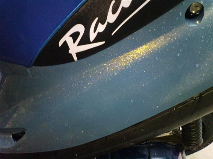 Yamaha Jog AS Stjålet - Her kan du se lidt glitter. (der er meget mere glitter i men vi mangler noget sol)! billede 9