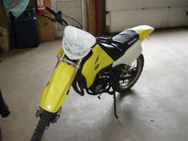 Suzuki Rmx †SOLGT† - første ændringer , malede sideskjolde og ny forlygte billede 19