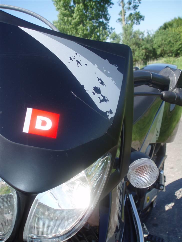 Derbi Senda Xtreme SM (Solgt) - En minimal ridse i klistermærket, efter Kæmpe lagde sig ned sammen med den . (: billede 9