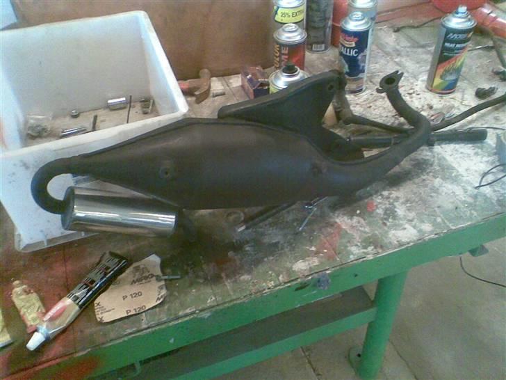 Aprilia sr 50 ditech solgt 30er - så maled og pussd udstødningen :)  billede 8