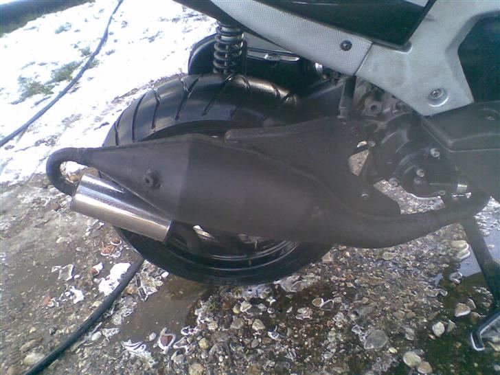 Aprilia sr 50 ditech solgt 30er - den er blivet rat pæn men der mangler bare et varme skjolde kommer snart med posten :P  billede 10