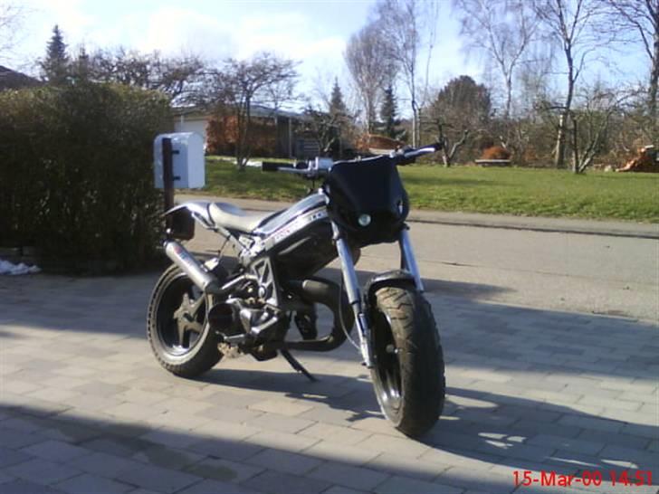 Suzuki SSM byttet til sfx - som den står nu D. 27/3 med den nye udstødning :) forlygten kommer i en af dagene. billede 2