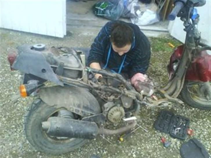 PGO Hot 50 Projekt SOLGT - i gang med at sætte nyt cylinder på;) hej benjamin;P billede 12