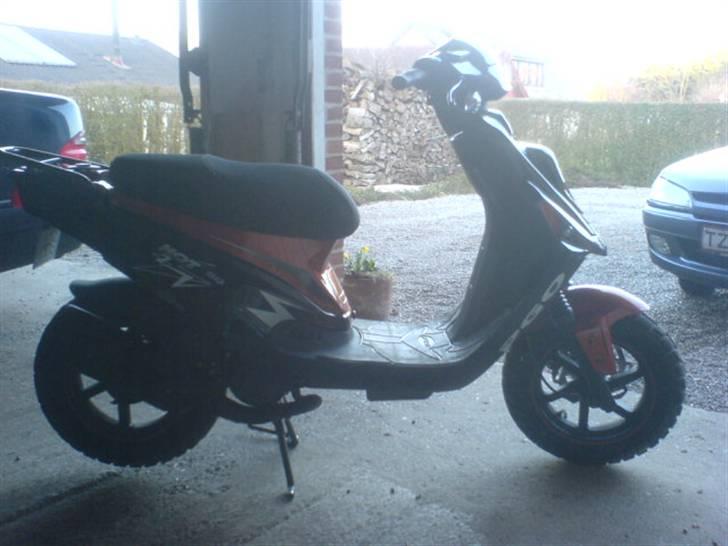 PGO Hot 50 -- SOLGT ! billede 1