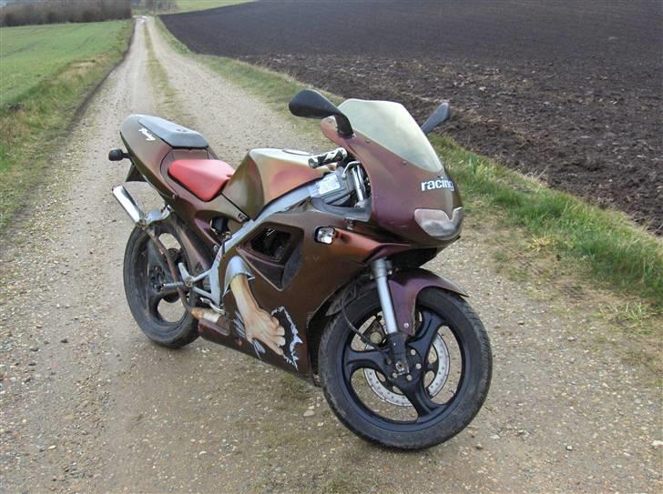 Aprilia RS50 - solgt - http://www.scootergalleri.dk/html/gal_visbil.asp?ID=182007&ipc=558366 <- hvis du ikke har bruger, så brug dette link .. så kan du se alle billederne billede 1