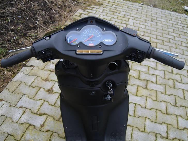 Aprilia sonic AC - mangler lige kontakterne under speedometeret:( billede 4