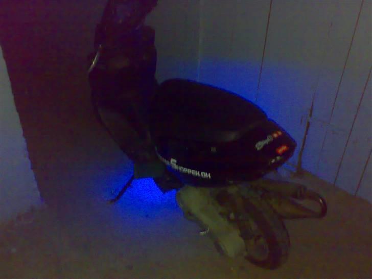 Aprilia  #STATENS FJENDE# billede 6