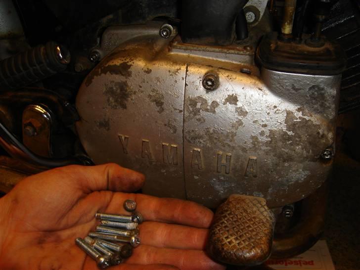 Yamaha fs1-s dx - så blev den nye kickstarteraksel og pedal monteret... bemærk der sad org, uberørte bolte med krydskærv, de er dog nu blevet skiftet med umbraco rustfri, :D billede 15