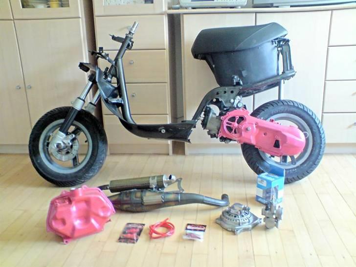 Yamaha Jog LC Solgt i dele - Her er den så :) Der mangler lige støddæmper, skjolde og studs :) Og så nogle andre småting :) billede 1