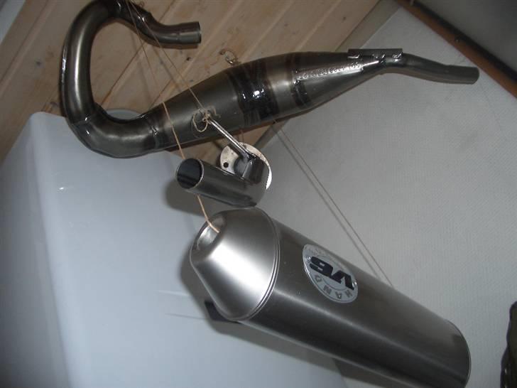 Suzuki RMX LC DD - BYTTET TIL 9K - så hænger den lakerede udstødning så til tørre .. billede 14