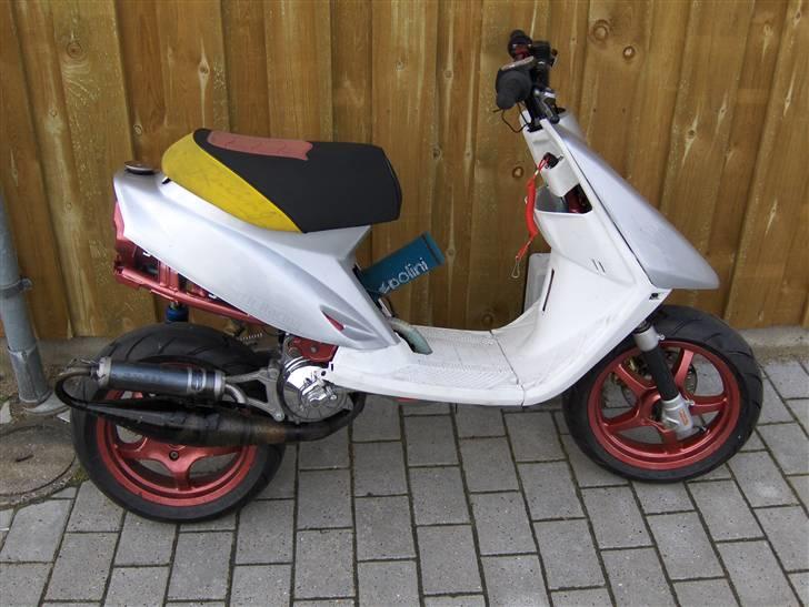 Yamaha jogrox [SOLGT] - >Røret er godt smurt ind i olie.. den sprøjtede helt vildt da den blev tændt, da den havde stået stille siden sommer. billede 1