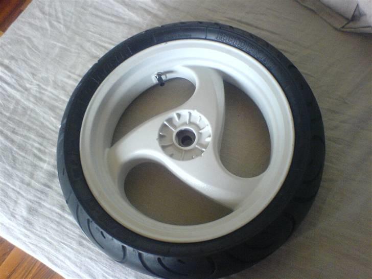 Gilera Stalker "Chanel" (Solgt) - Min bagfælg :D Hvis i har en mc3 i vil bytte til en hvid autolakert mc2 med massere dæk på så skriv :D billede 17