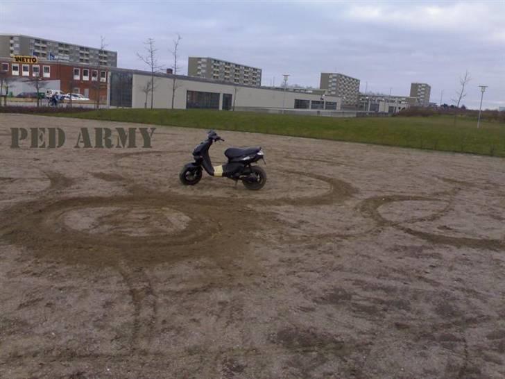 Peugeot TKR - nyeste 3/4-2008.. tapen var fordi min neon skulle renses.. og tapen, holdt ikke.. så det var løsningen nogle timer, til jeg havde EKSTRA kræftig velcro billede 4