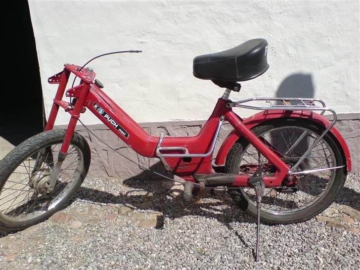 Puch Maxi K E50 - da jeg kun havde lavet lidt på den. der har sat crosserforgaffel og choppersæde da jeg købte den billede 10