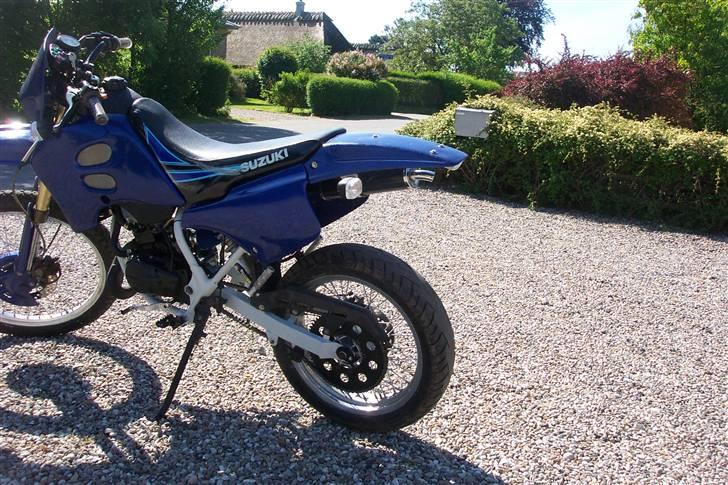 Suzuki RMX LC DD - SOLGT - Utroligt at en lille diodebaglygte, kan gøre den så meget federe ! :P. Som den er nu :D billede 4