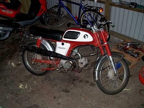 Honda CD 50 - Ja, gammelt vrag. Sådan så den ud da vi hentede den i fredricia, for den nette sun af 1800 kr,- billede 2