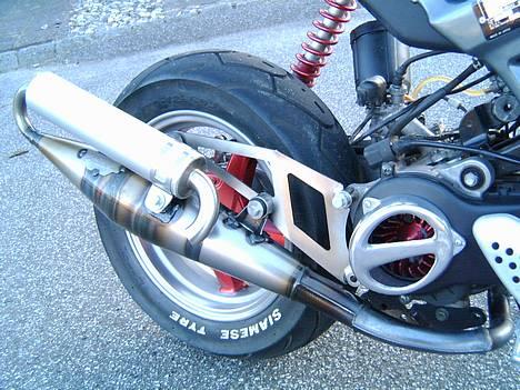 Suzuki Street Magics er stjålet! - Yasuni "z" udstødning, hjemmelakeret prof-fælge og coolerspoile billede 7