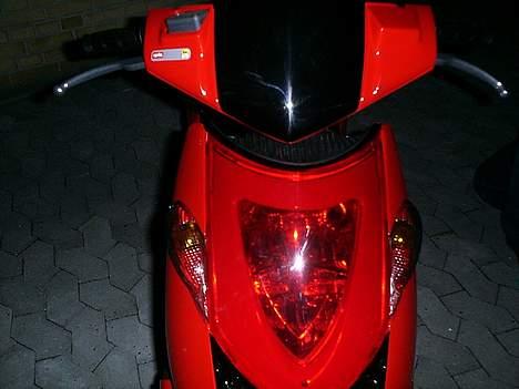 Aprilia Sonic - Lige efter jeg har fået sat mit nye forlygte glas i :) billede 4