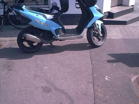 Piaggio NRG  SOLGT - tog lige et billede forand Karls motorservice.. syns lige farverne så godt ud i det lys:D billede 2