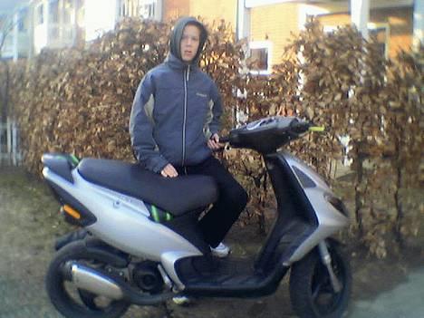 Piaggio NRG  SOLGT - Som den så ud før jeg kørte galt på den.. Ikk mig på billede.. billede 10