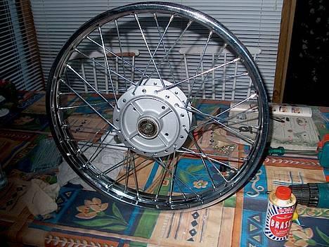 Honda CD 50 - Nye lejer, fælge, eger, dæk, fælgbånd,simmerringe og slange det eneste der sad på den da vi startede et nav´ene. billede 6