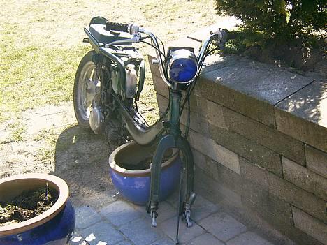 Suzuki fz50 solgt for 700kr - jaaah sådan så den ud da jeg fik den bare ikke lige med forlygten den har jeg slev fikset ;D billede 5