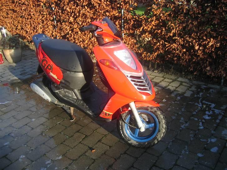 Aprilia Sonic (solgt) - sådan står den, når den ikke er skild af:). flot, synes jeg. billede 1