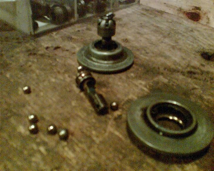 Puch Monza GP - Solgt :'( - Da justerskruen skulle pilles af nålelejet fordi jeg ville gemme den, faldt lortet fra hinanden :S Sindsyg slidt.. Det nye i baggrunden.. billede 16