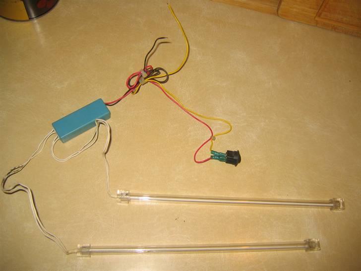 PGO Comet [Solgt] - 2x30 cm blå neonlys med transformer og kontakt lige til at sætte på plus og minus på batteriet. den gule til plus og den sorte til minus. billede 17