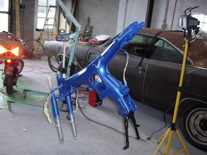 Honda CD 50 - Projekt - Min FZ´er og min 70 Charger SE i baggrunden.. Fik Charger´en af far, da han har taget de dele han skulle bruge..  billede 3