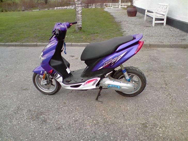 Yamaha Jog R - Skjoldene kan virke lilla, men er de altså ikke i virkligheden, det er mit kamera :(  billede 1