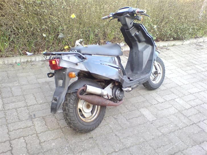 Suzuki katana - en scooter som jeg er hved og sælge for min far han har købt reserve dele for 2000kr til salg for 3000 da den ikke køre så godt. og det er en 30 billede 10