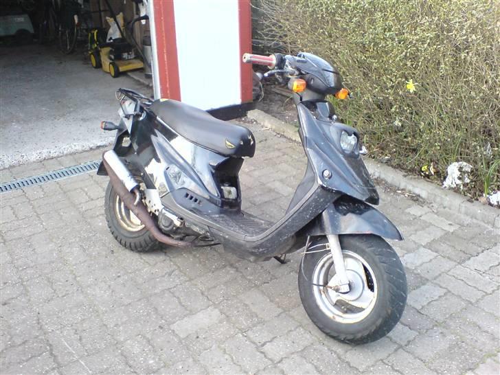 Suzuki katana - en scooter som jeg er hved og sælge for min far han har købt reserve dele for 2000kr til salg for 3000 da den ikke køre så godt. og det er en 30 billede 11