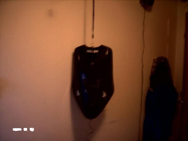 Yamaha jog AS (byttet til neos) - jog frontskjoldet, som jeg lige har sat tre dioeder i og er limet bag på så hænger til tøren. blå dioder billede 12