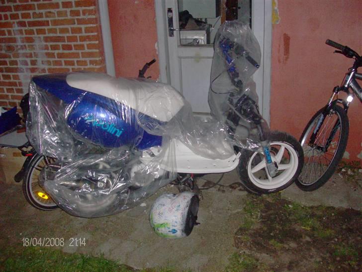 Aprilia Rally - Tykke - der var ikke plads i skuret/garagen . så måtte lige finde på noget vis det nu skulle regne :b billede 17