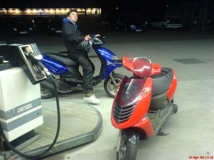 Aprilia Sonic Byttet til Jog - Donse smed kraftedeme sin nøgle væk så vi stod og frøs indtil hans familie kom med ekstra nøglen :D, Bilerne bagved skulle ned på havnen og ha ræs, så var da rimelig hyggeligt, et par MC´er også ;) billede 5