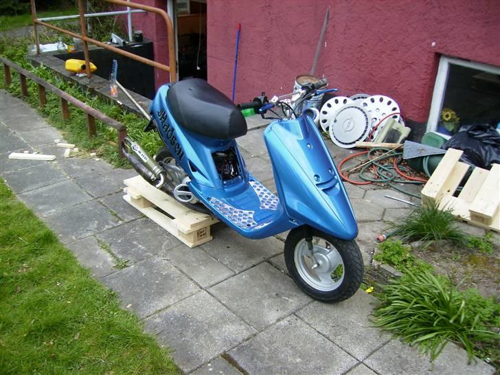 Yamaha Jog BYTTET, - Hjemme hos peter dagen inden træf, var lige blevet færdig med min custom pit stand ;D billede 2