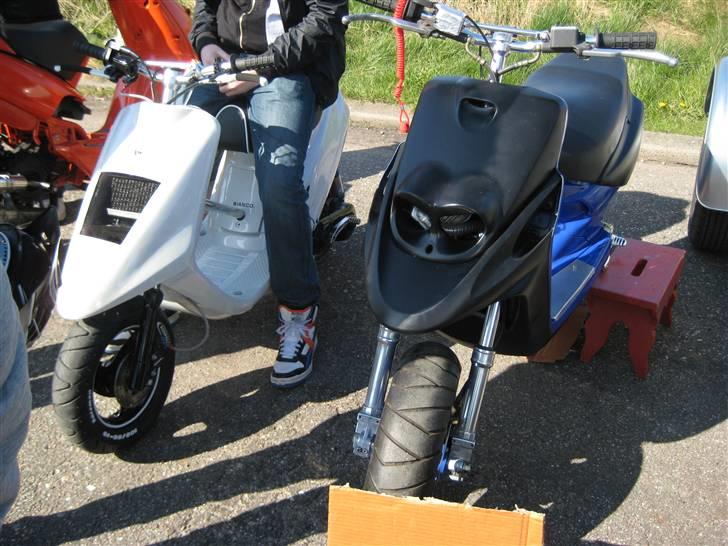 Yamaha BWS/SR50 LC DD *SOLGT* - Til træf 7000 :D .. står ved siden af Anders <33 og Kaspers <33 flotte Jog LC ts.  billede 19