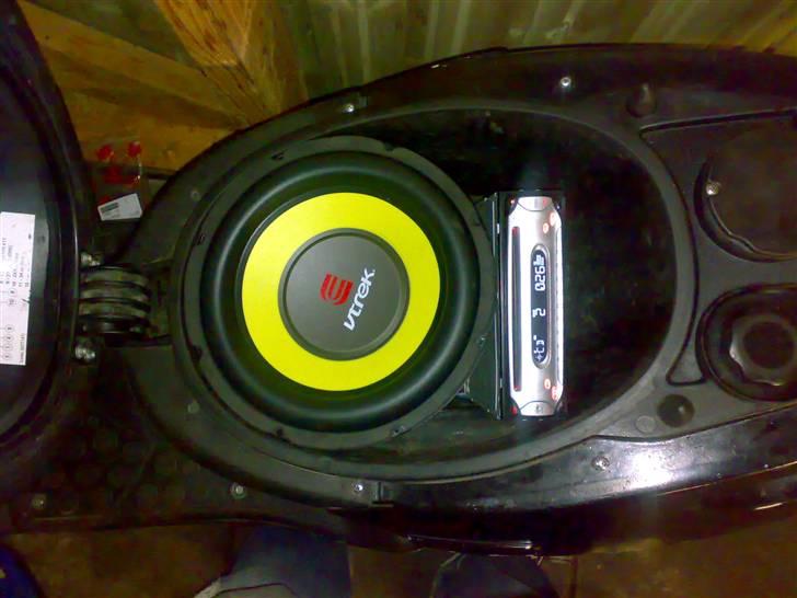 Aprilia Sonic Byttet til bil - 1200 W Bass i min scooter diskanterne er ikk med dem er der 5 af . kommer en plade i sædet til at holde det fast osv. billede 12