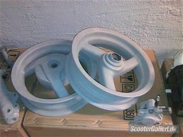 Yamaha JOG Custom Edition  - Pudset og Lakeret,, Manglede bare at blive malet, som  er FÆRDIGT nu og sidder på Jog´en.. billede 14