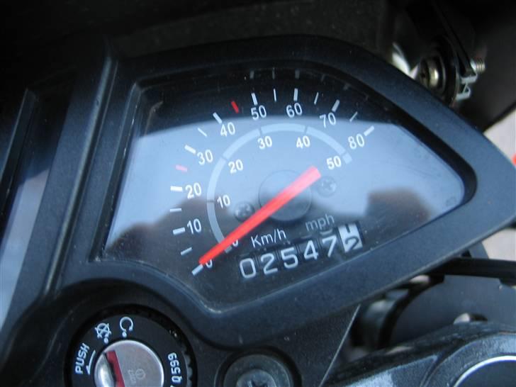 Derbi Senda Extreme SM 50  - Da jeg købte den havde den kørt 2400 km. og nu har den kørt 2547 km.  Det jo ik en skid ;) billede 6