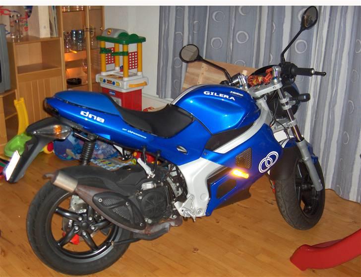 Gilera dna Blue edition solgt - ja jeg har ingen garage så den står tørt og godt inde i stuen billede 19