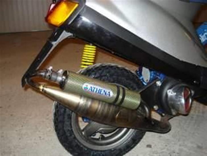 Yamaha JOG Custom Edition  - Den ser herre grim ud på det BILLEDE.. ;) Og baglygtehuset bliver snart skiftet til CARBON LOOK.. billede 18