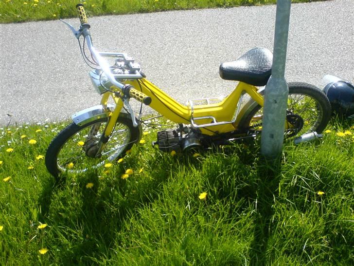 Puch 2gear. SOLGT FOR 2500KR. - jaahh...den fine gule farve matcher blomsterne =P billede 1