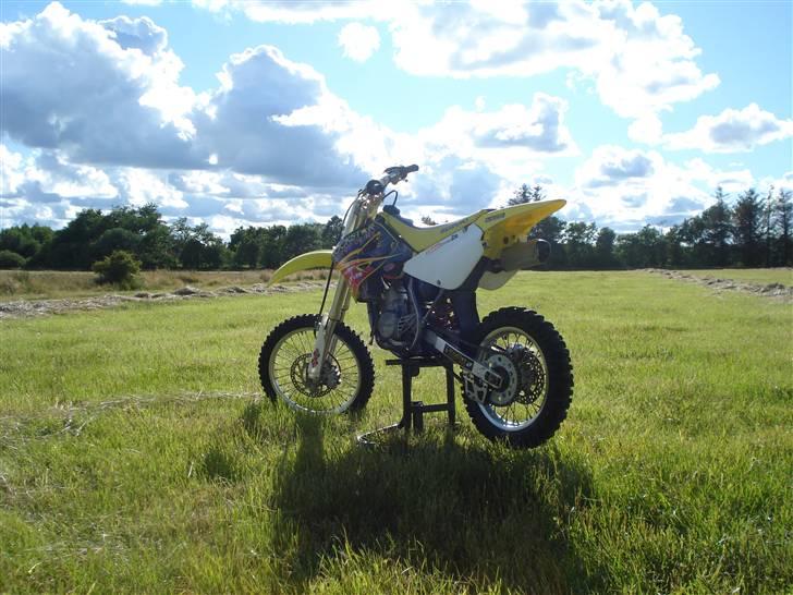 Suzuki Rm 85 rockstar  - de to nye suzuki 450 og suzuki 125 min konfi gave det er 2008 modeller lækkert :d billede 6