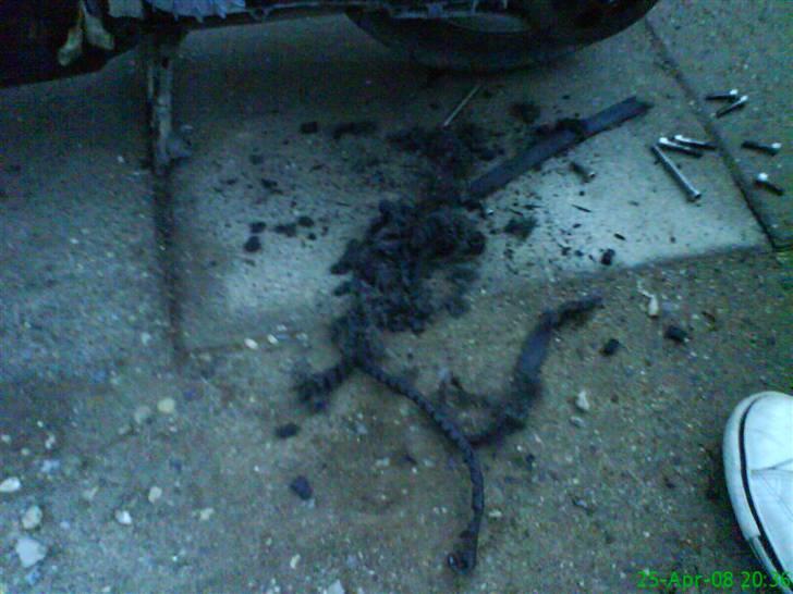 Yamaha jog - strålenerne smadret - Remmen efter første prøve tur på joggen :O  billede 6