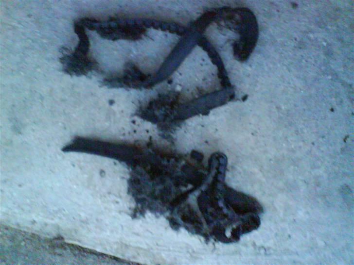 Yamaha jog - strålenerne smadret - Remmen efter første prøve tur på joggen :O  billede 7