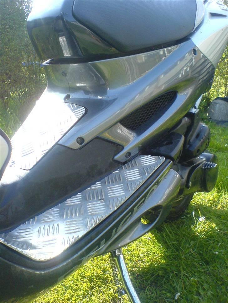 Peugeot speedfight 2 BYTTET - Alu dørk fodplade - og plade ved batteri. billede 8